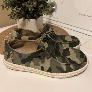 Hey Dudes. Women’s size 10. Camo print.